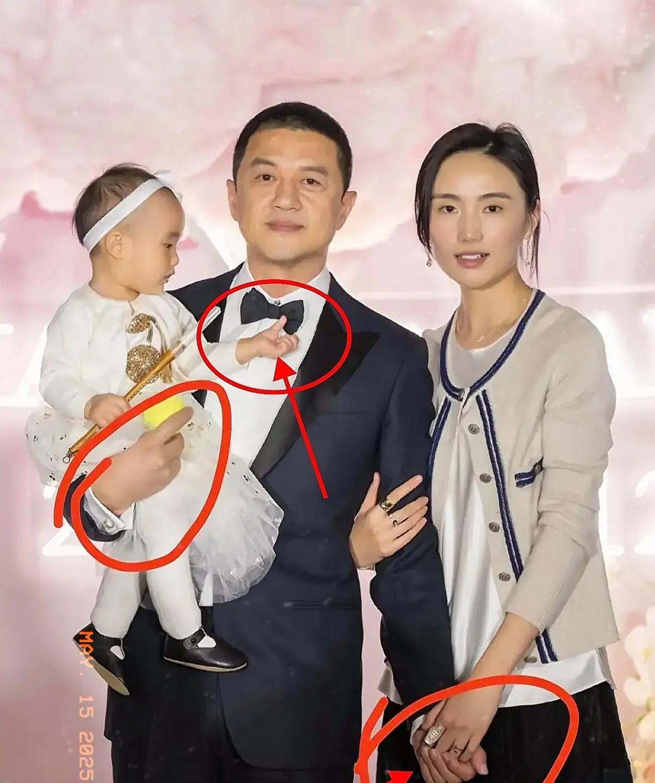李亚鹏的妻子海哈金喜，这几日一直在搬家的画面被拍了下来，映射出了婚姻的现实。