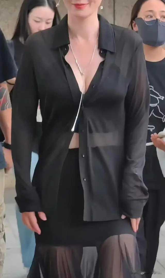 张萌，登上热搜！张萌又上热搜了，这次不是因为新剧，也不是因为她制片人的身份，