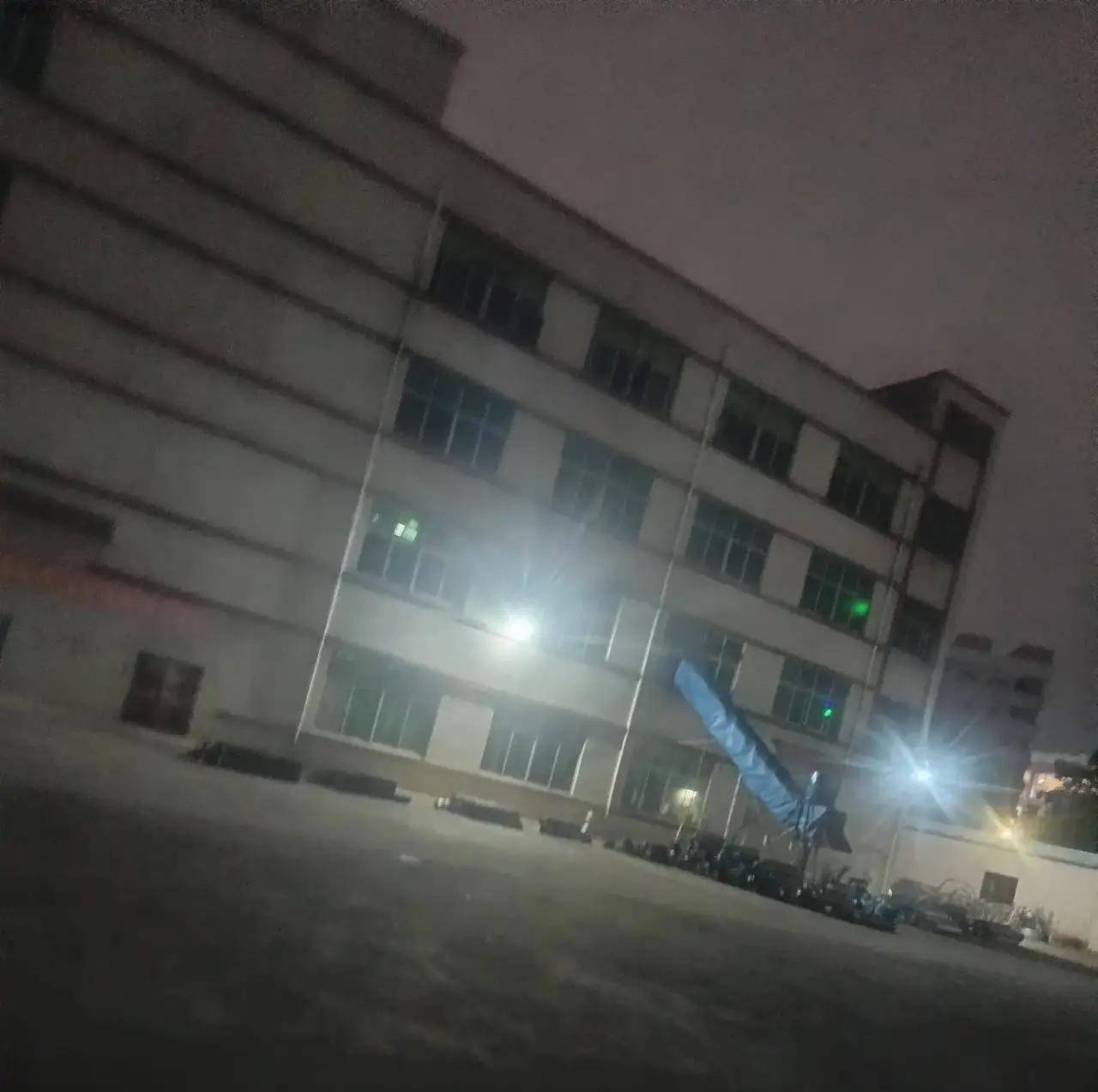 10月10号，一个工人不知道为何从楼上掉下来了，警察和救护车过来的时候，奄奄一息