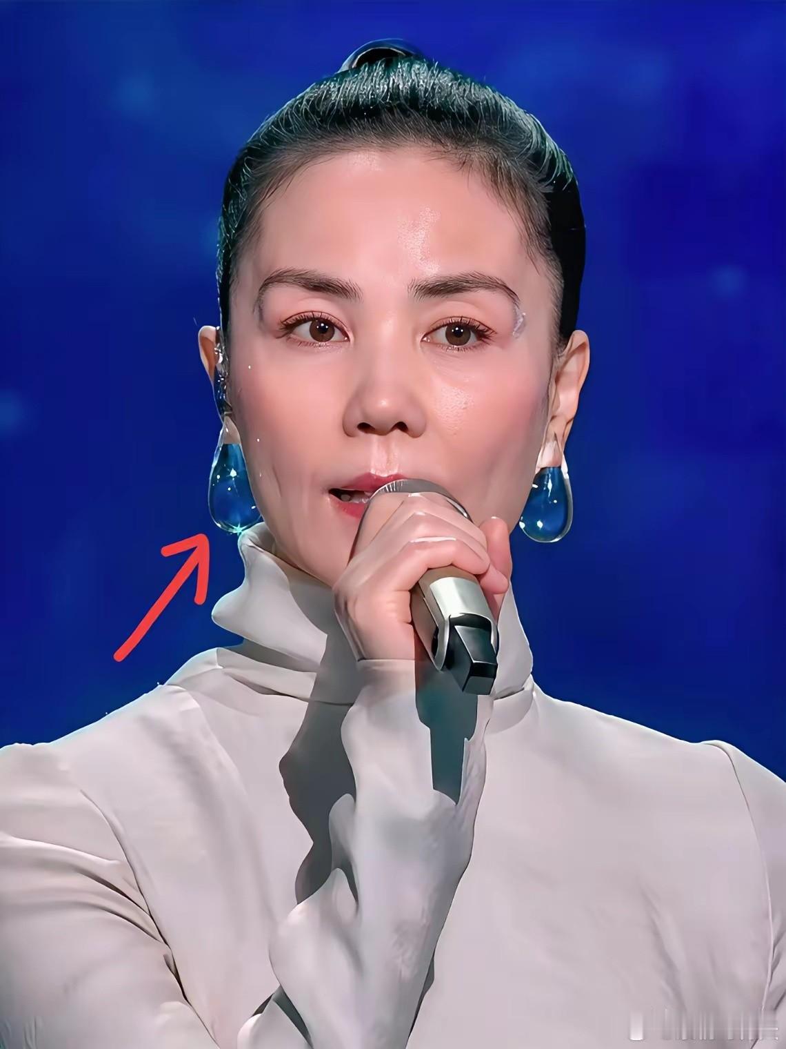 王菲老了，这不是很正常的么？美人老了也是美人。她唱歌的时候，我正在地铁上，听