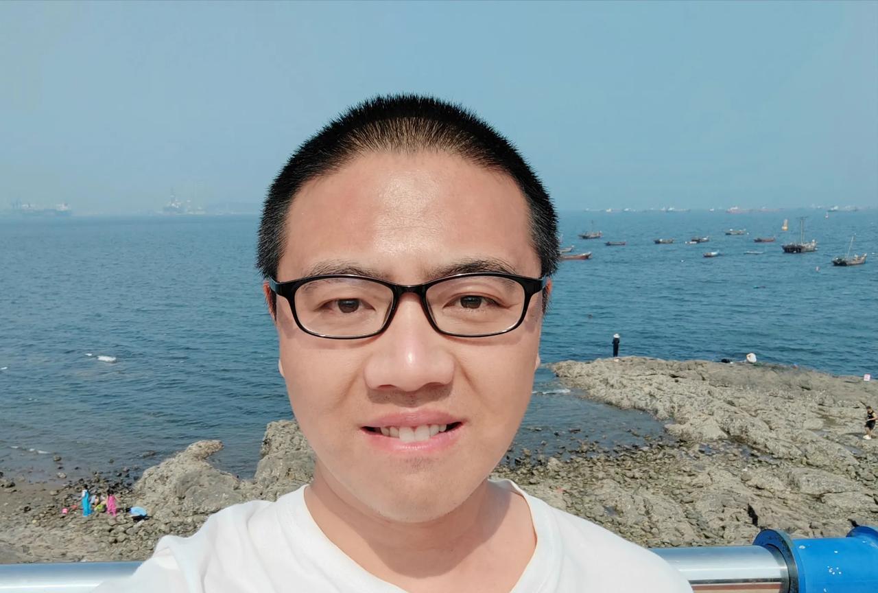 我觉得我们应该承认人有自私的一面，并且我们应该理解这一点，人性是复杂的，当一个人