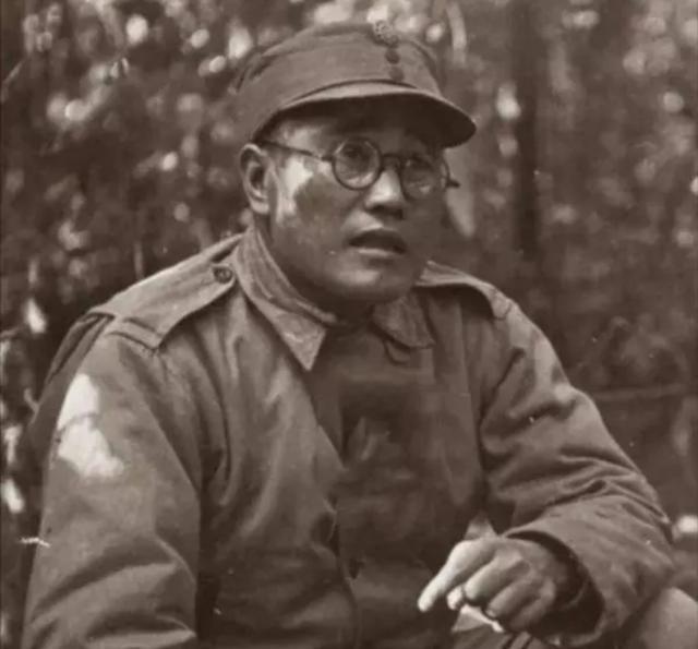 廖耀湘被称为是个十全十美的君子，他从不抽烟、不喝酒、不打牌、不贪财、不赌、不近女