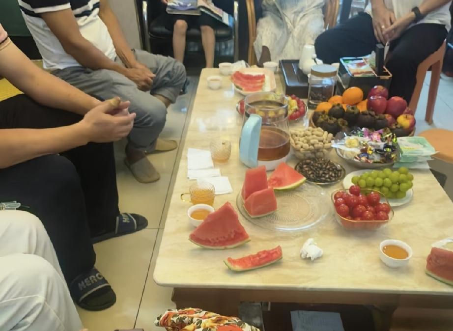 两个亲家见面，终究把子女的婚事谈崩了。男方妈妈开门见山的说：我们家买了房，也