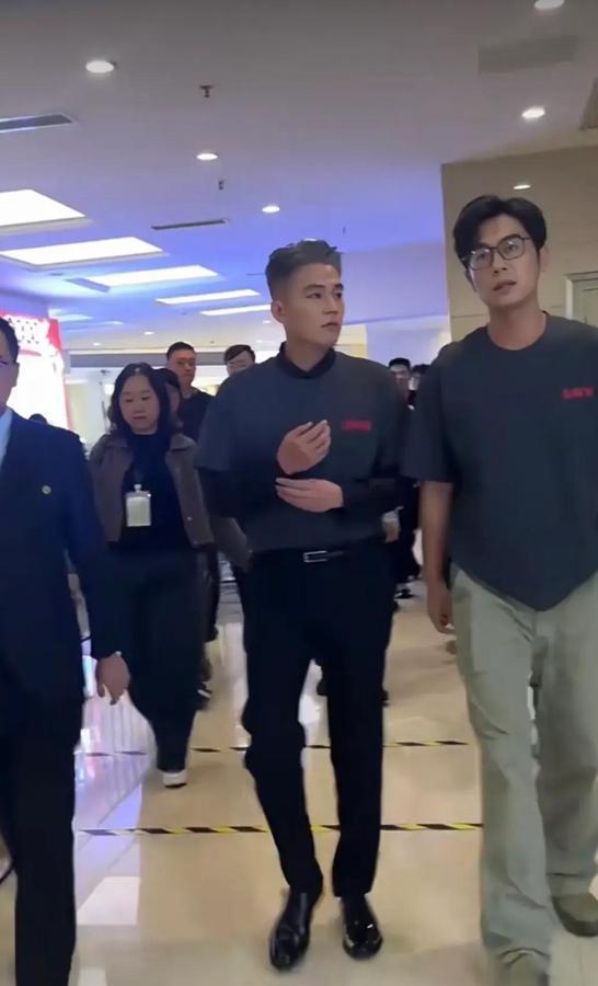 欧豪怎么变成这样了，和朱亚文走在一起，看着比朱亚文年纪大，还有总局里<em>局气</em>的感觉。