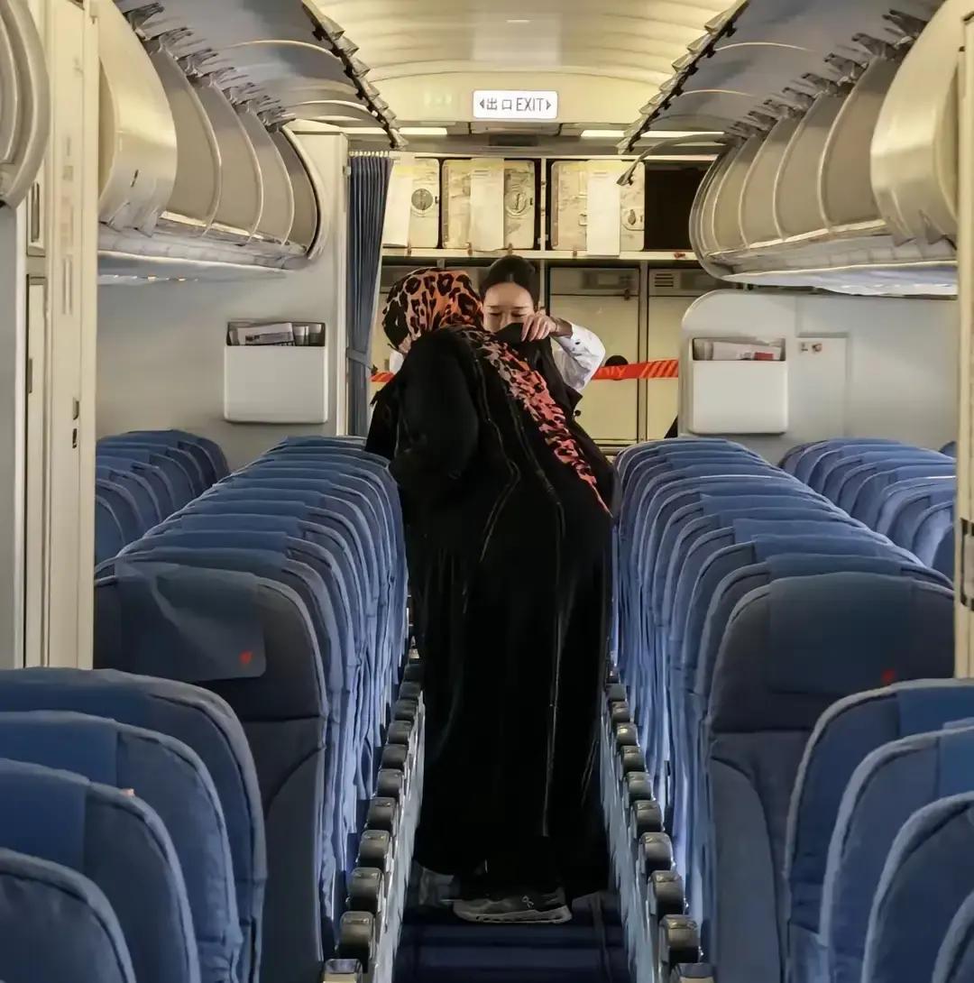 今日杭州萧山机场，印度健康人占用轮椅的事又登上了热搜，一时间舆论哗然…很多人说印