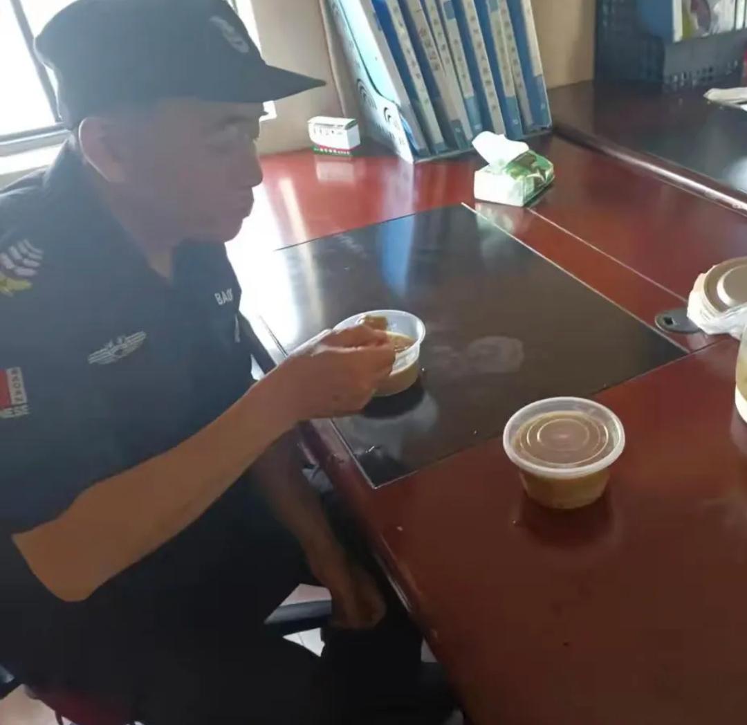 在小区当保安确实挺累的。一天十二小时工作量，一直在大门口待着，不能看手机，夜班不