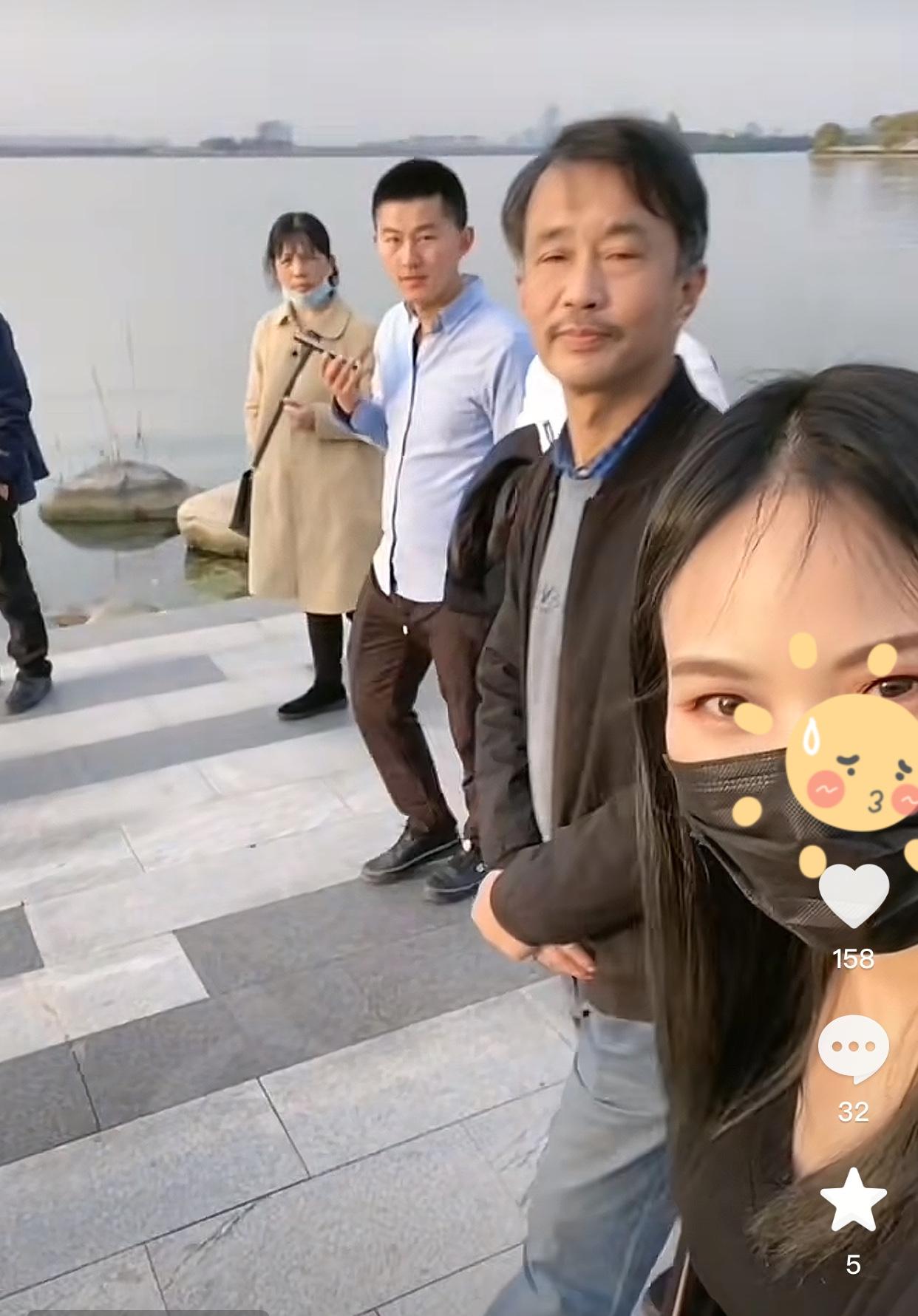 6年前的沈巍帅到没得说，加上文化的加持，获得了许多女粉丝的追求。不少女粉丝为了爱