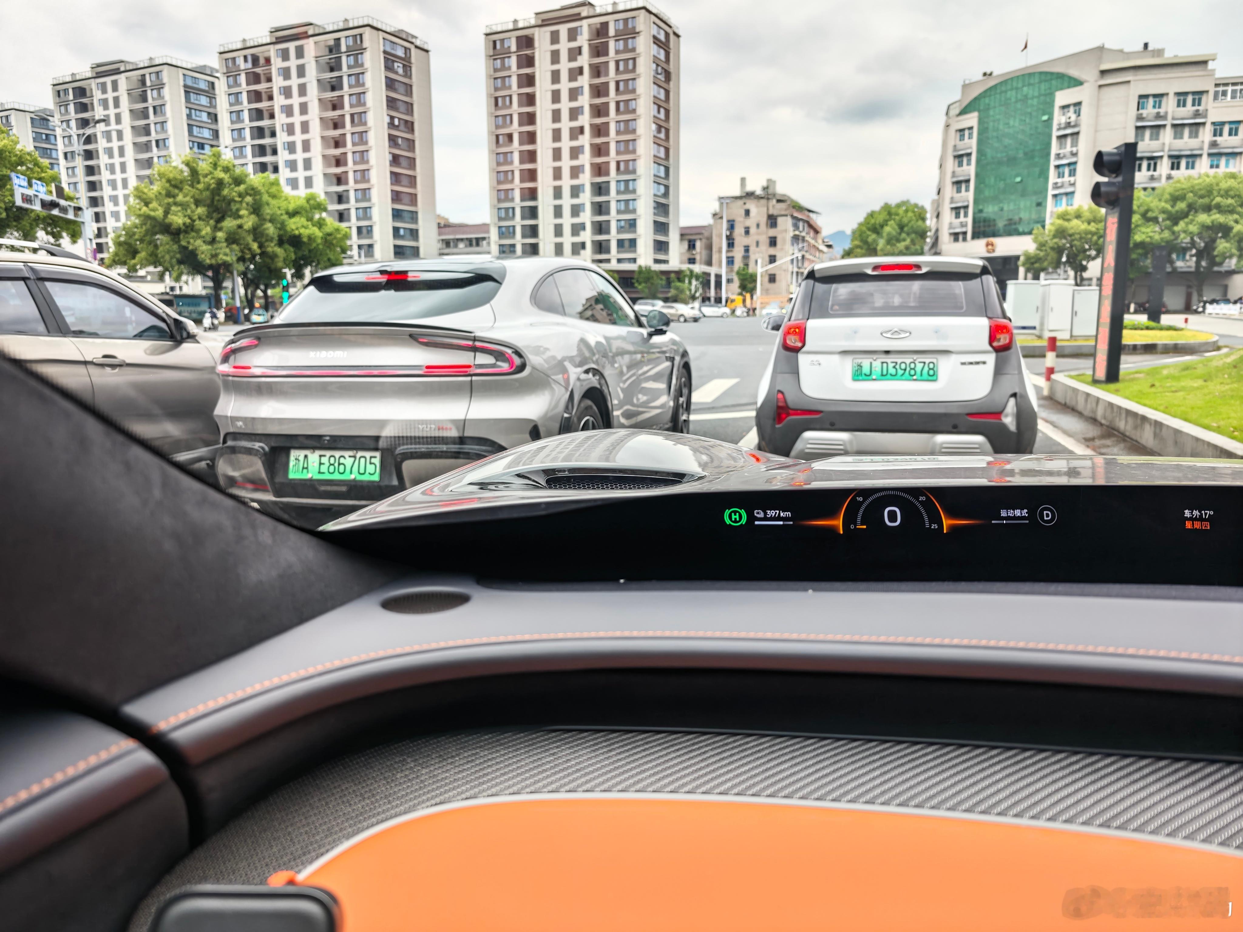 除了车牌和我一模一样的车感觉像看到另一个平行世界的自己。