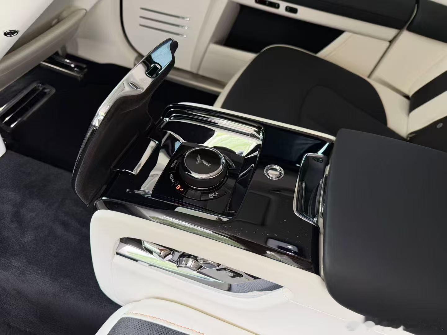 古思特加长四座，选配：双色车身，双色内饰，腰线，21寸抛光轮毂，发光格栅，流星顶