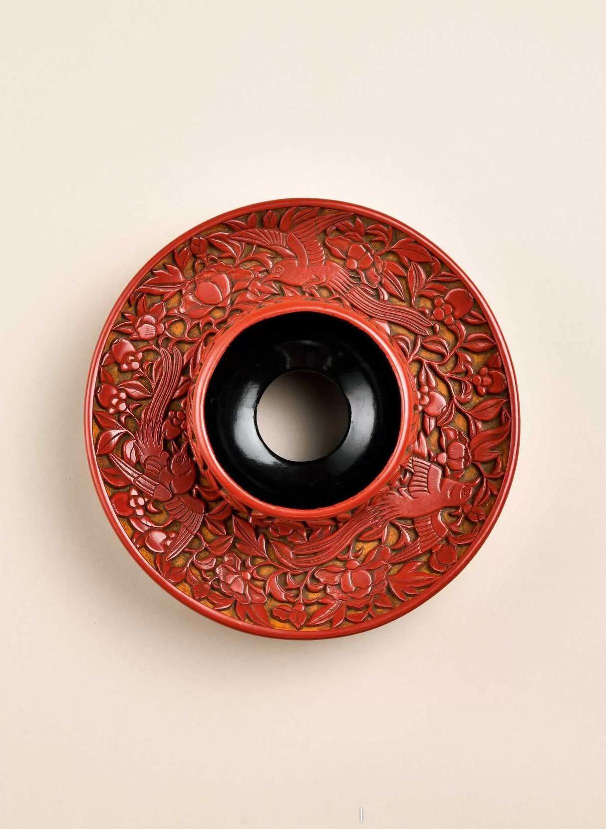 髹饰录|元剔红绶带鸟纹盏托盏托以木为胎，经旋制髹饰朱红大漆剔刻而成，呈立姿