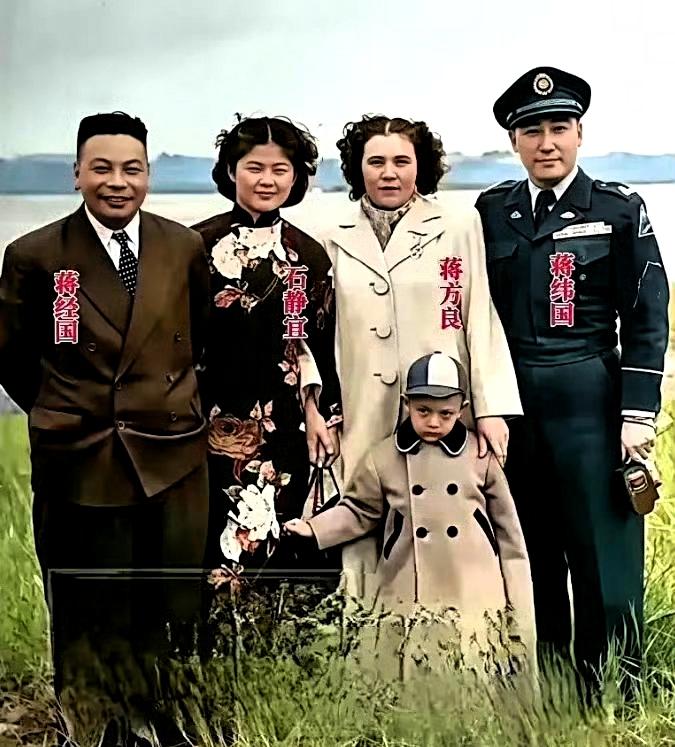 这张1949年摄于杭州的老照片，是蒋经国、蒋纬国在大陆留存不多的家庭合影。​​
