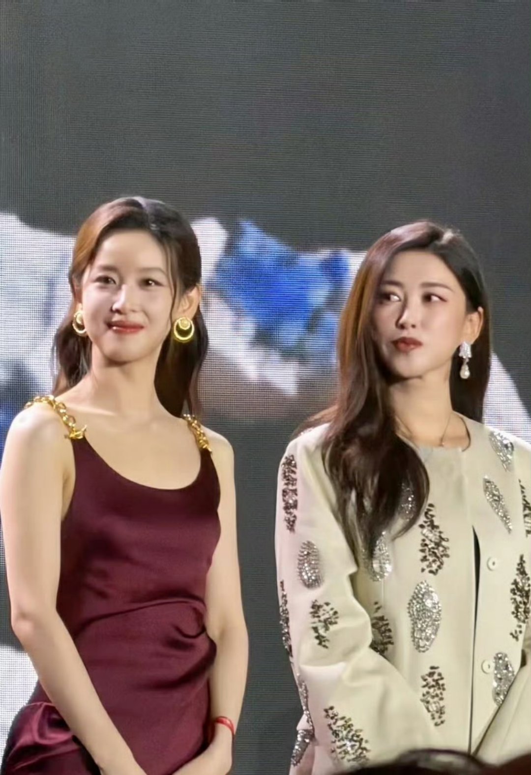 UCCA艺术晚宴上，与并肩同框，各自绽放独特魅力。两人一明艳一温婉，各有风华