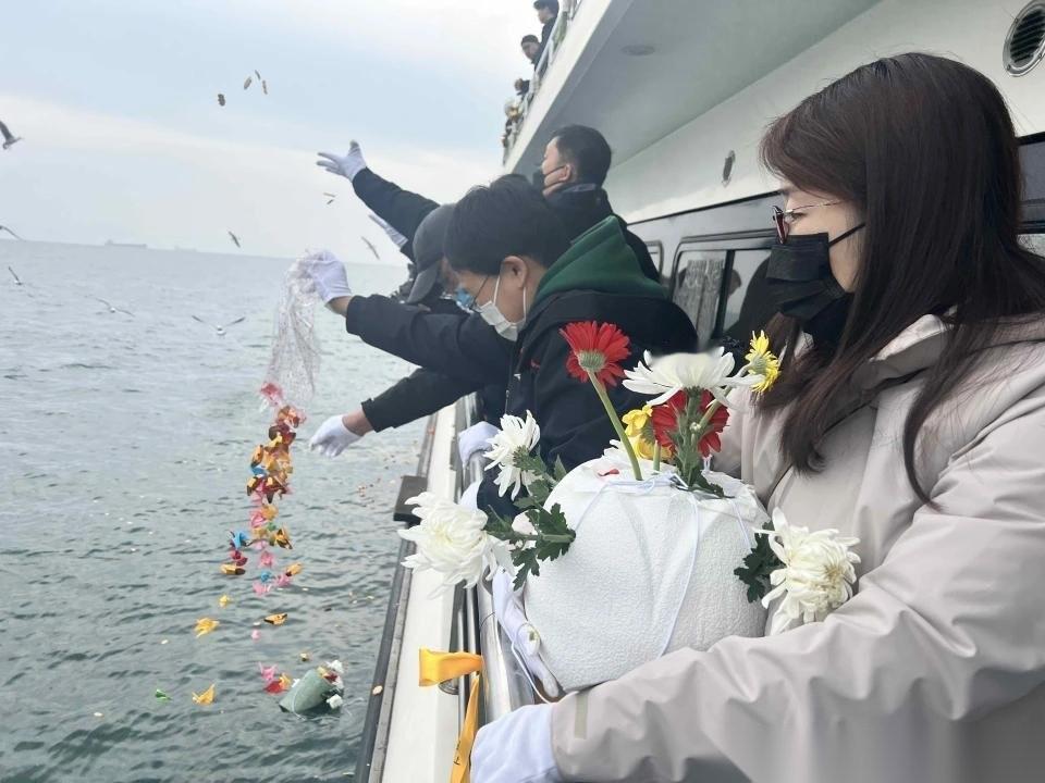 北京，一81岁老太儿子病逝，儿媳怕她年纪大了承受不住打击，就瞒着她，给丈夫进行了