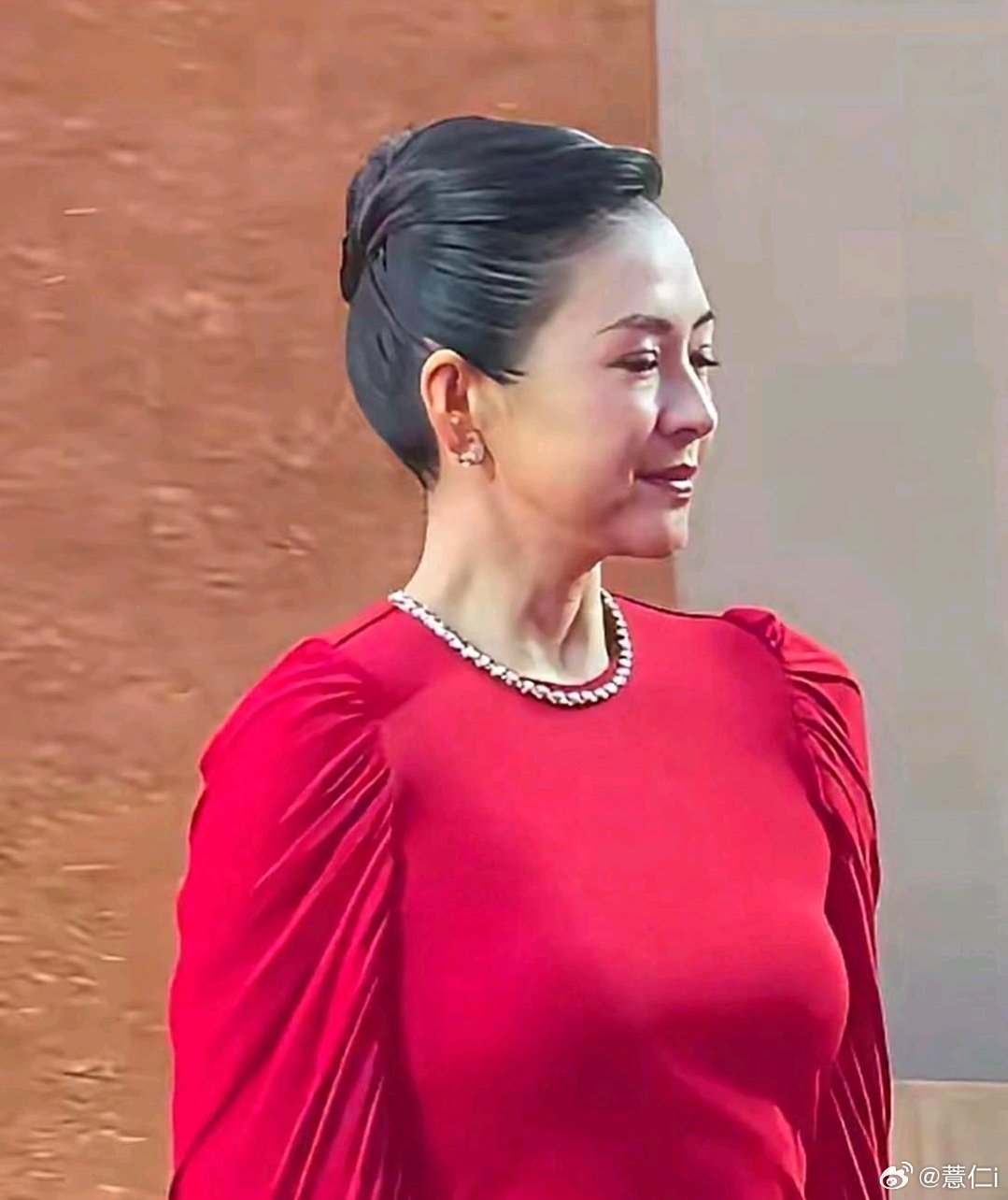 47岁的章子怡两鬓斑白亮相，曾经满是野心锋芒的脸，现在特别平和。有人说她衰老状态差，她连染发都嫌麻烦