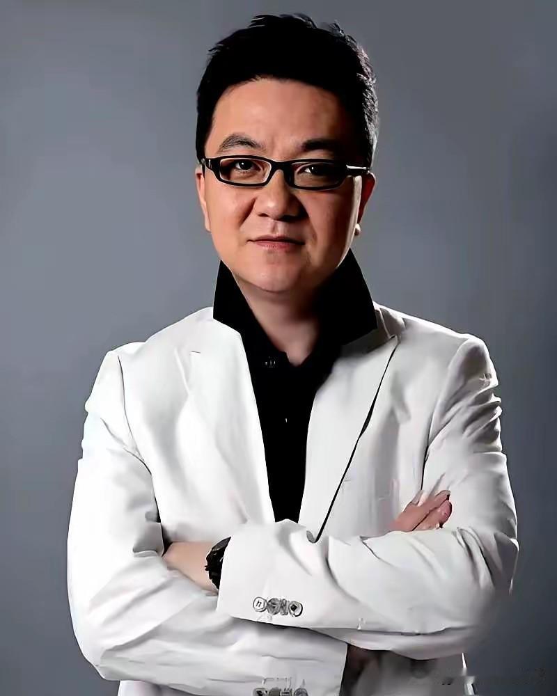 董路直播时那次破防，确实挺让人唏嘘的。屏幕上突然跳出一条5万块的转账记录，备