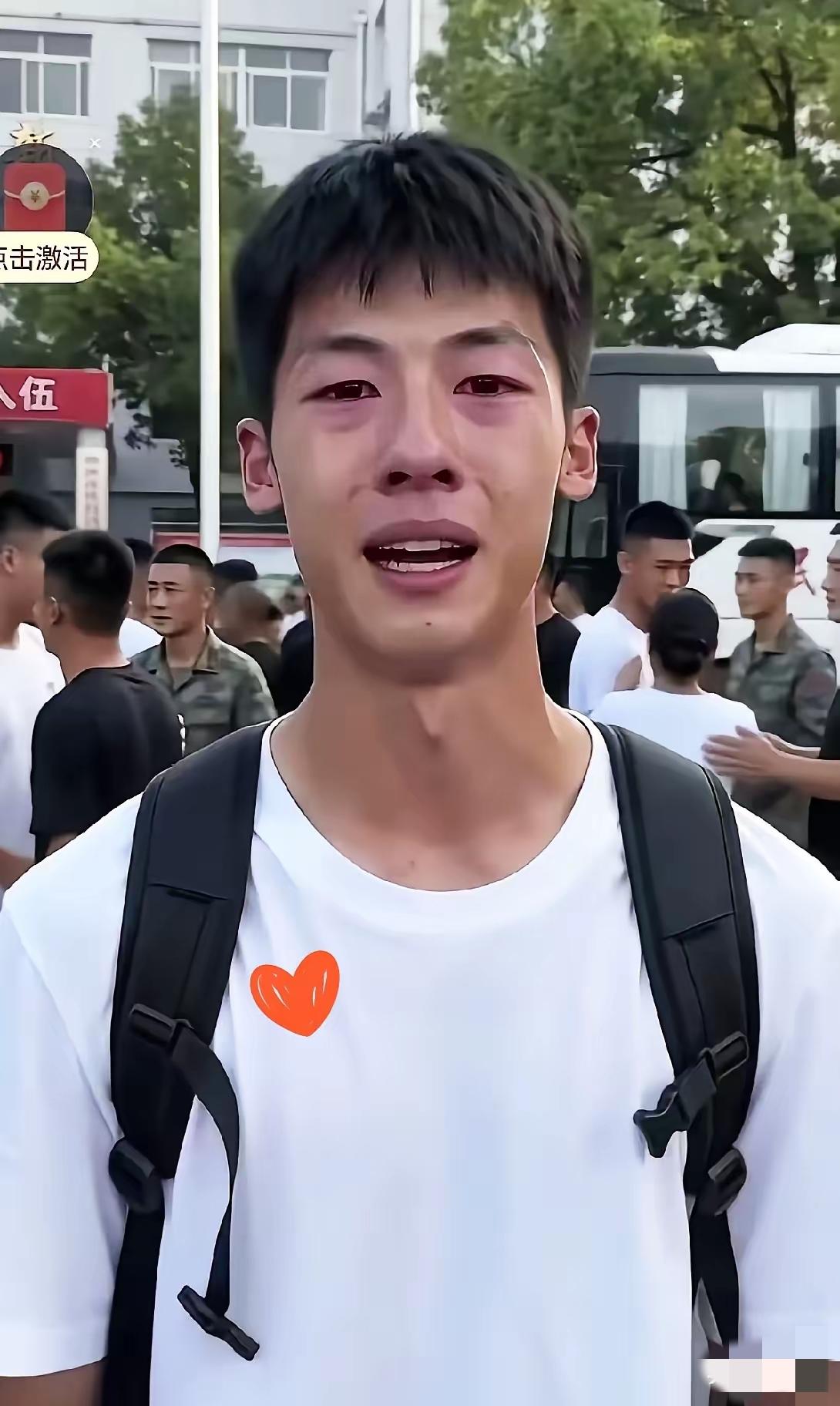 那个独自去报到的参军男孩，看着真让人心里发酸。他爸妈都不在了，队伍出发时，孤