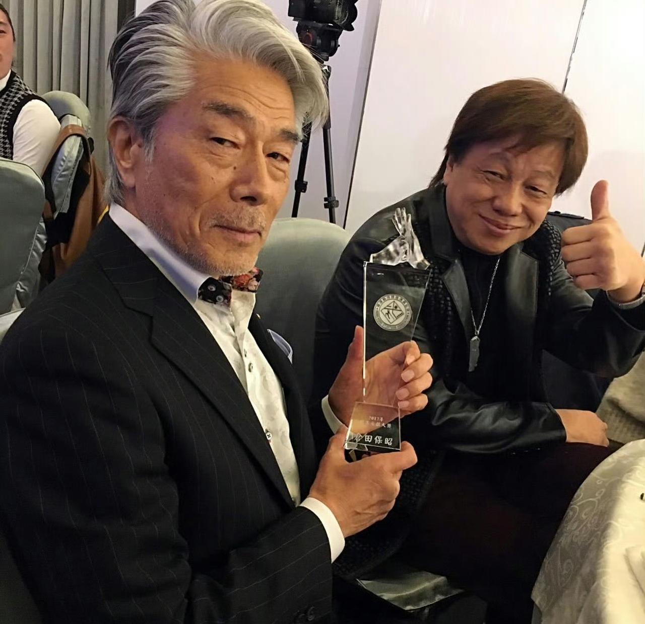 他被梁小龙踢断三根肋骨，反而更敬重他。梁小龙走了，仓田保昭发了篇长文。字字沉