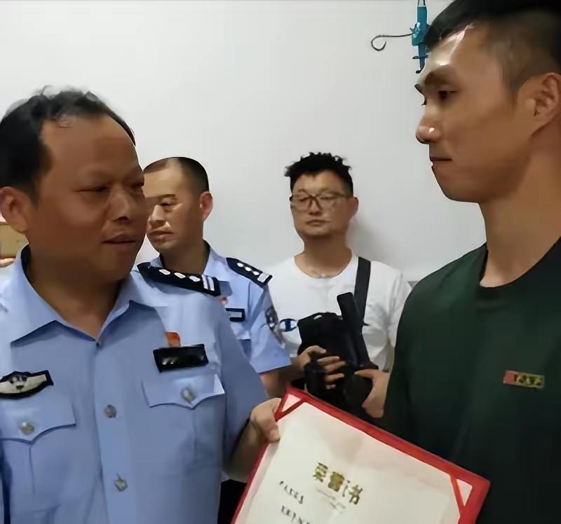 2019年，退伍军人尹文杰在抓小偷时，突然看到了小偷长相，他吃了一惊，赶紧松手，