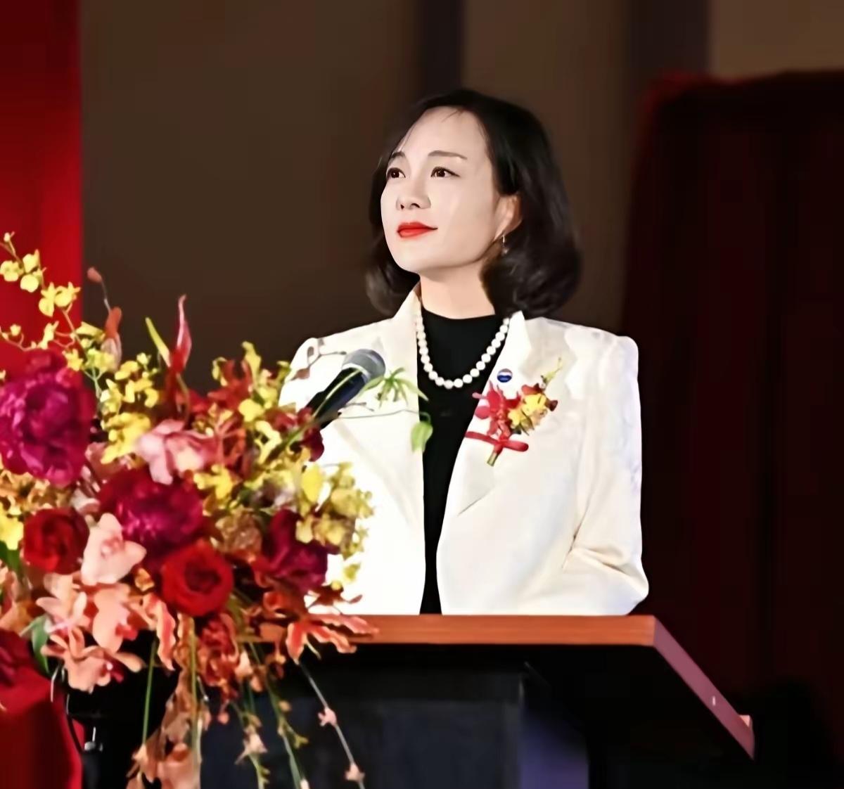 三十不浪四十浪五十正在浪头上，49岁的美女高管在茅台高管斩杀线落马！茅台集团高管