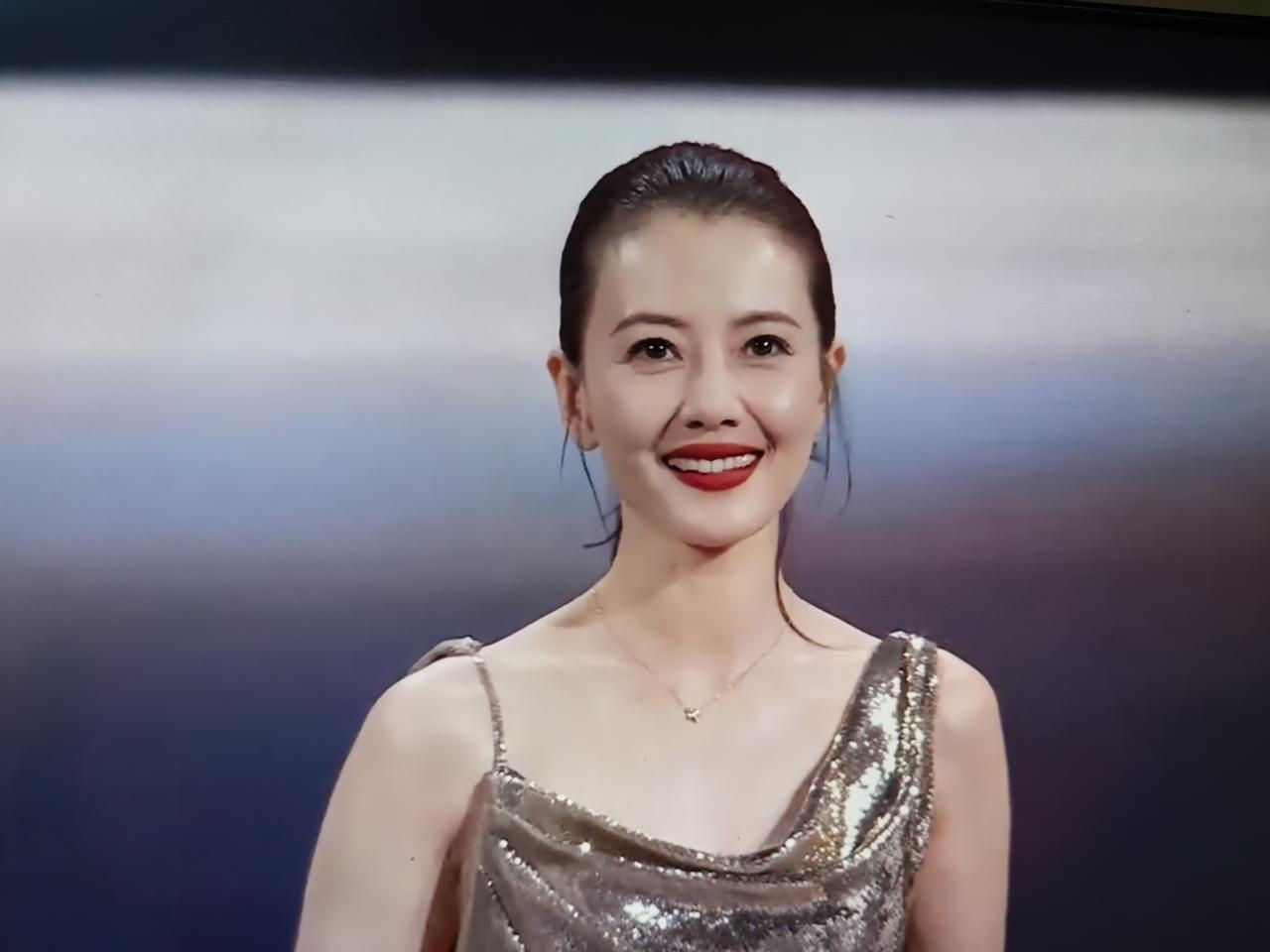 年轻时代的女神出现在腾势N9的现场，依然还是那么光彩照人，站在腾势N9的旁边，甚