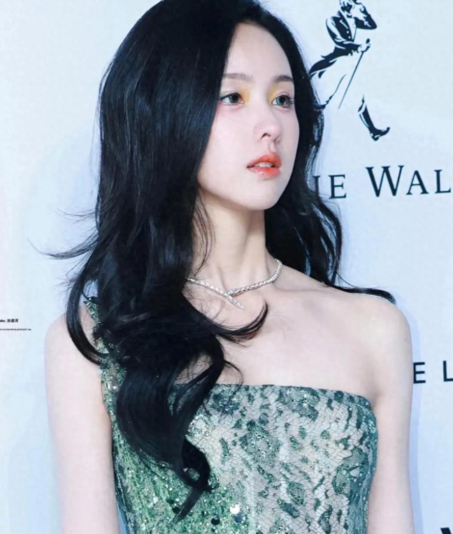 陈都灵身穿一袭绿色亮片抹袭礼服裙美的如此“清新脱俗”