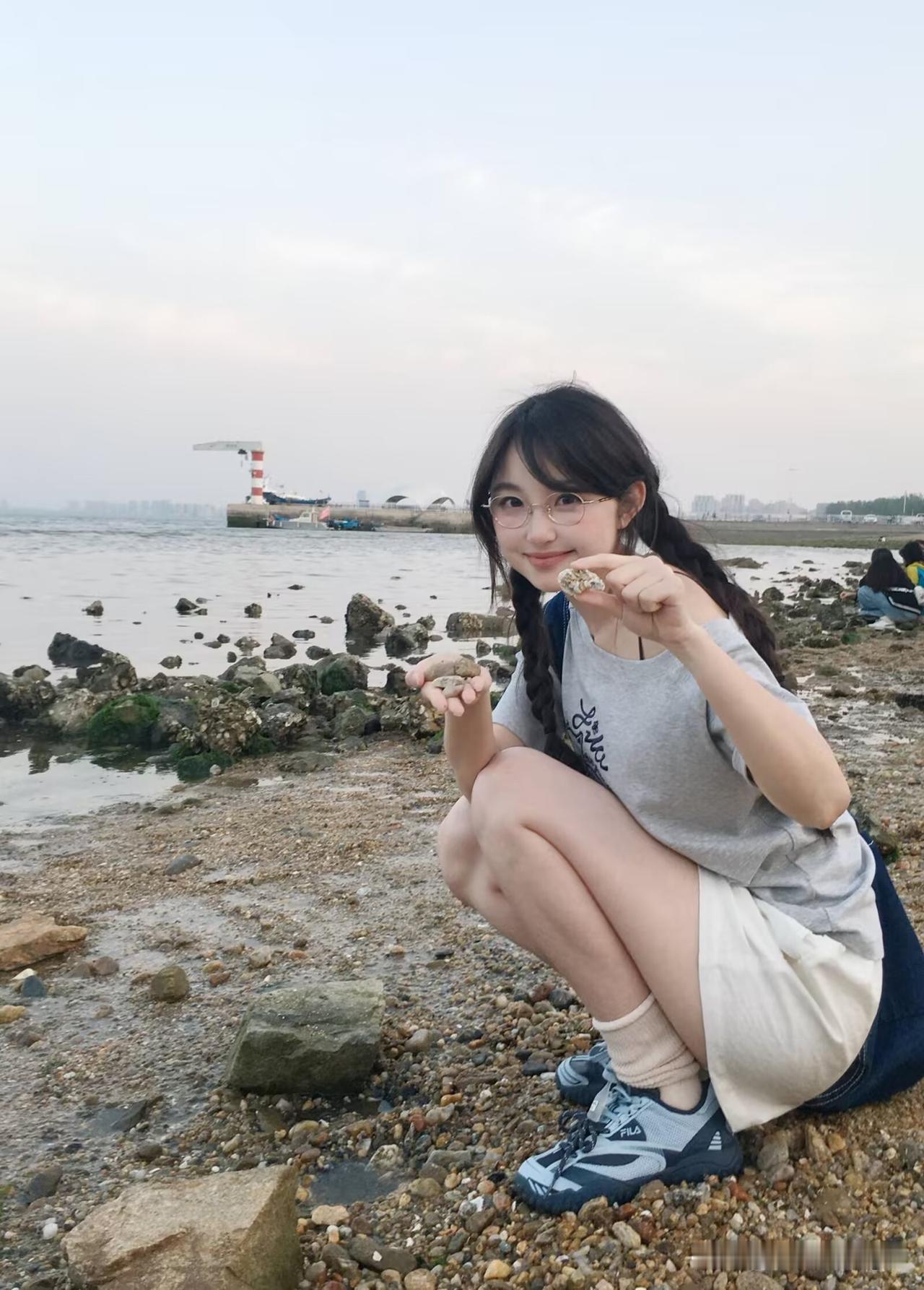 海边少女，阳光明媚，微笑如花🌸