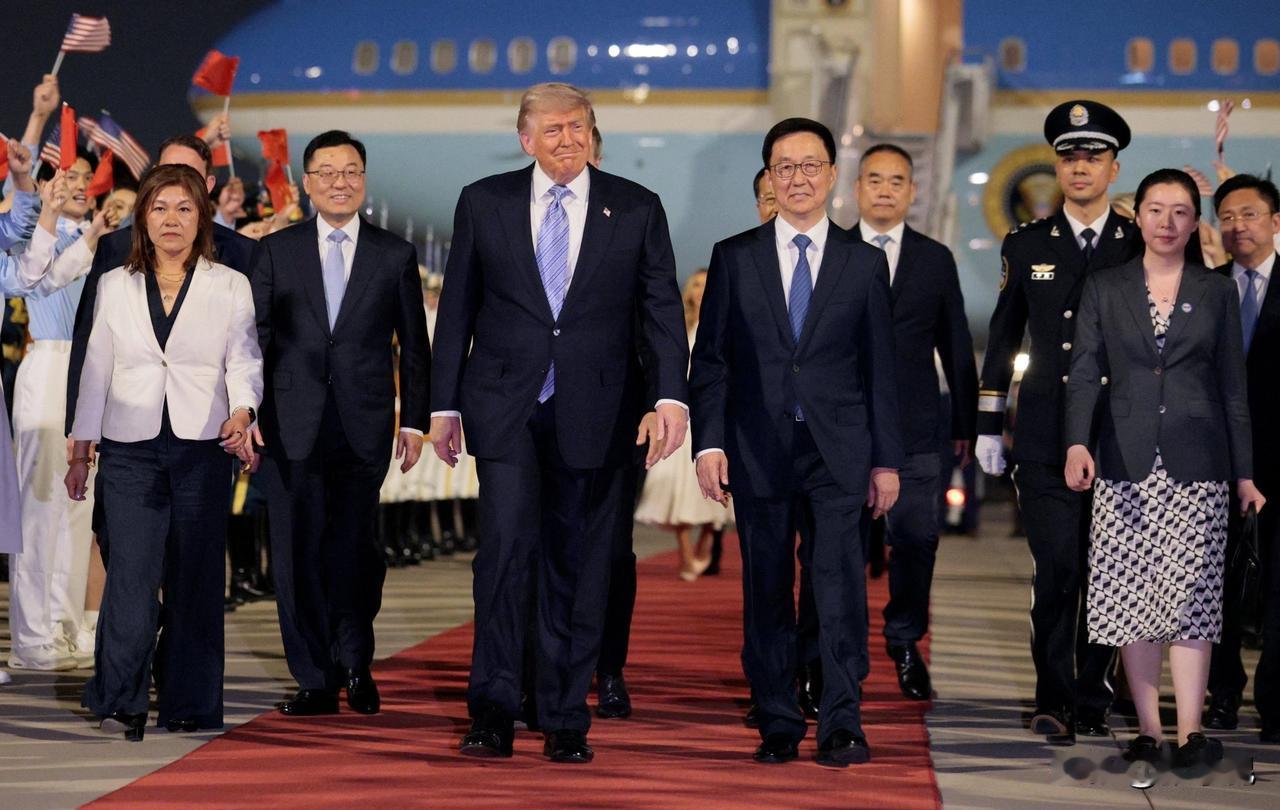 美国白宫刚刚发文说：“专机已降落北京！唐纳德·特朗普总统抵达，开启与中国的里程碑