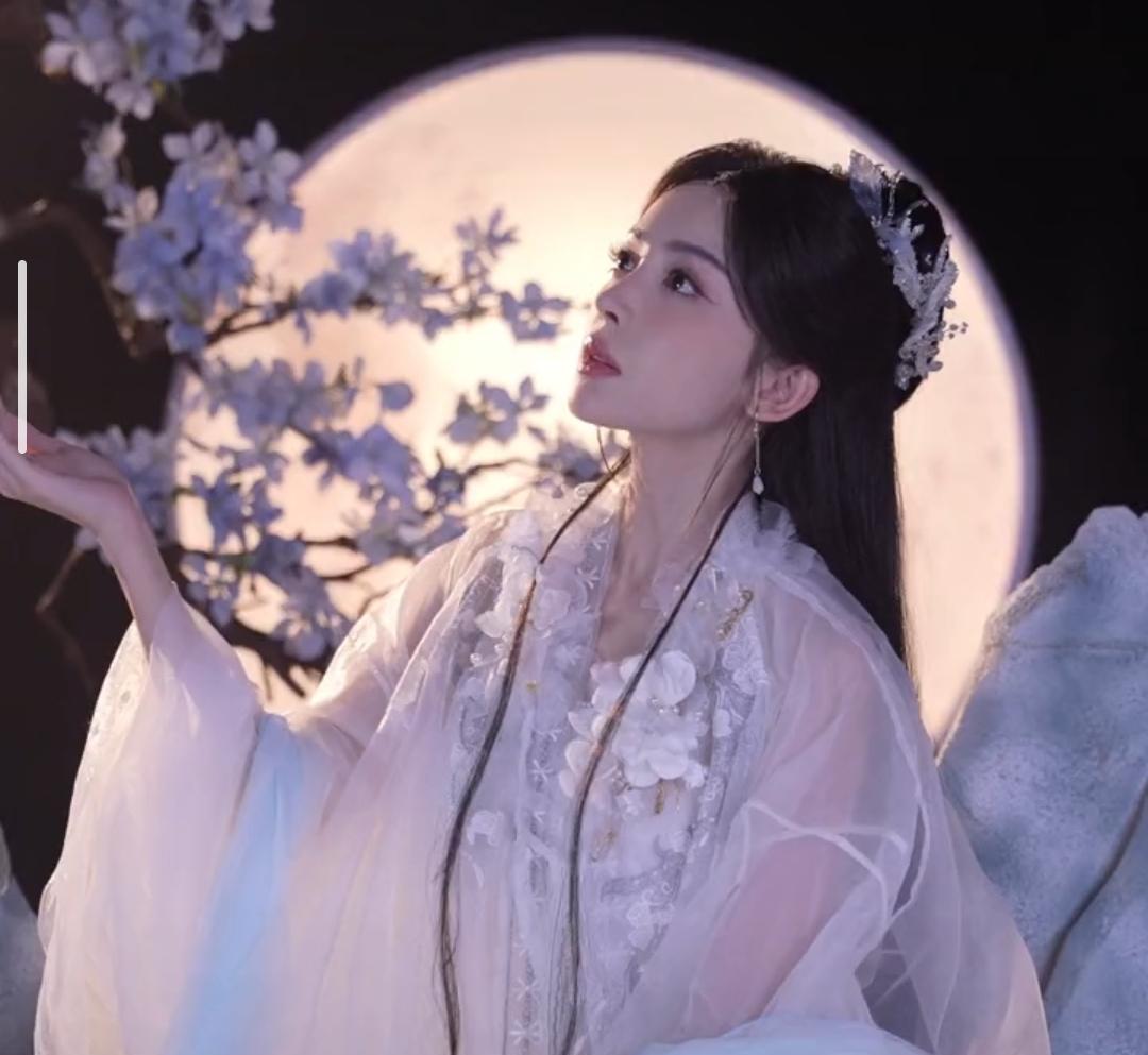 觉得娜扎特别适合演神女，新疆三美，第一古力娜扎，第二哈妮克孜，第三迪丽热巴。#娱