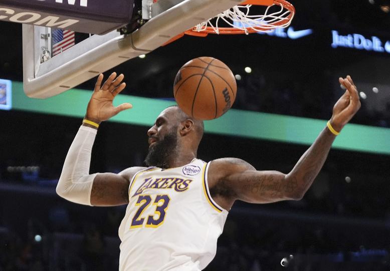 近日，前NBA球员德隆特·韦斯特在直播中，谈到了詹姆斯在球场上的统治力。韦斯特：