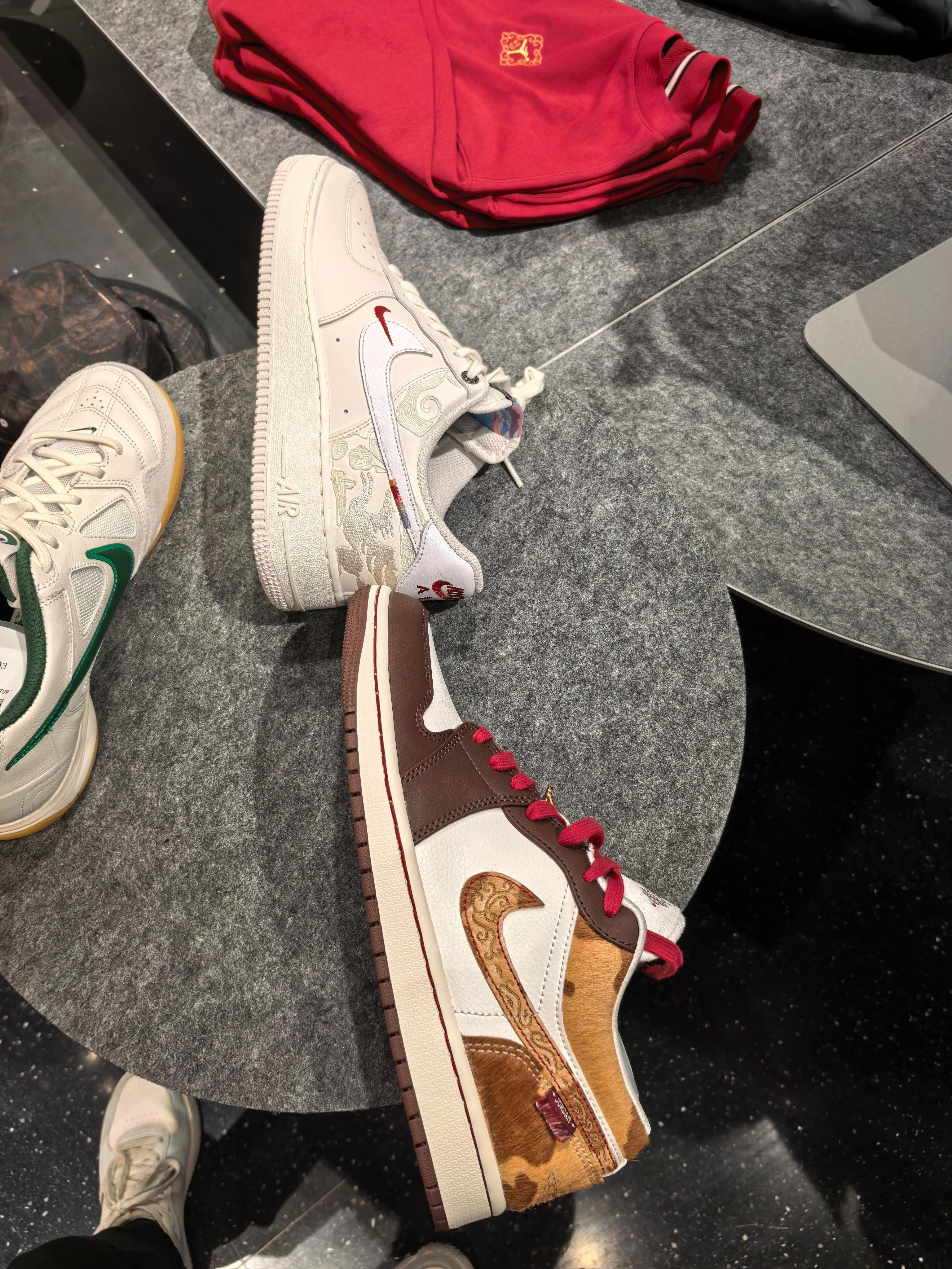 今年你准备花多少钱买年货马年带马的元素确实浓起来了，刚才带娃逛商场，一家三口一人