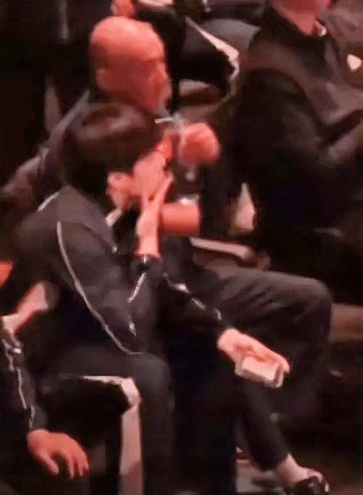 WTT重庆冠军赛，王楚钦手握一盒新鲜蓝莓现身观众席，瞬间引爆全网好奇。本以为是观