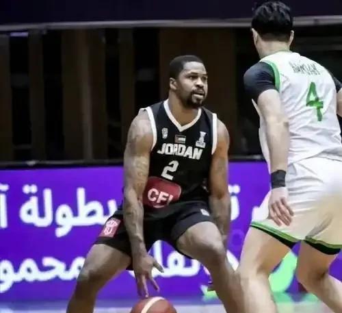 约旦男篮一个曾经的NBA落选秀球员，名叫塔克，37岁了，身高只有1.93，体重不