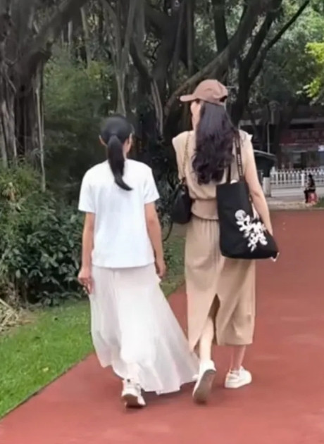 以为是马筱梅和大S女儿玥玥，小钥儿没有这么利落，洒脱！比较拘谨哎，大S终归是输