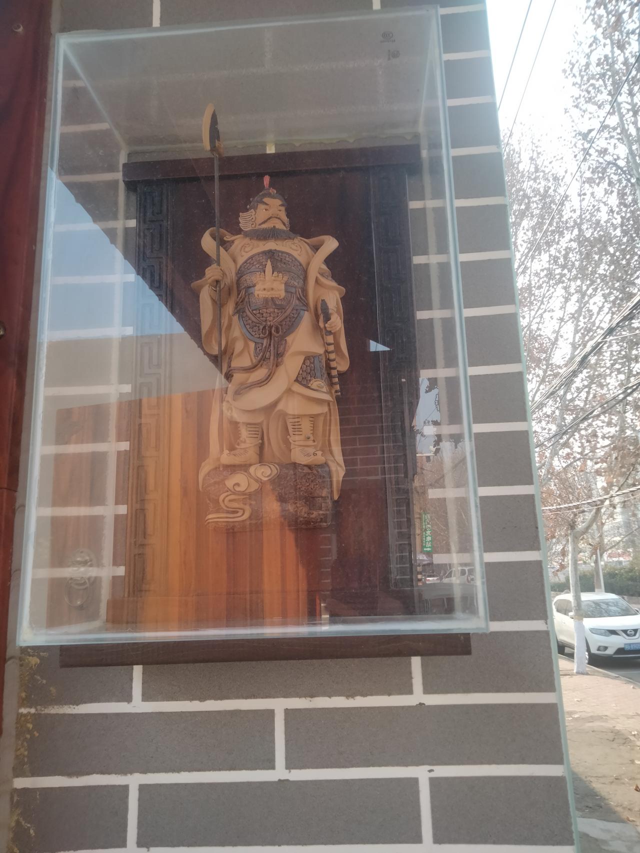 路边摆摊的不容易，天很冷，菜不算贵，这一三轮车也就几十块钱，都是自家地里种的，卖