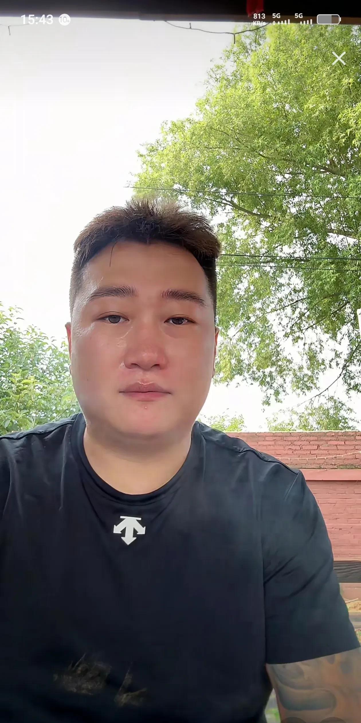 据说二驴的杭州公司要挺不住了，房租要交不起了，急公司所急的驴爸喊话驴家艺人谁也不