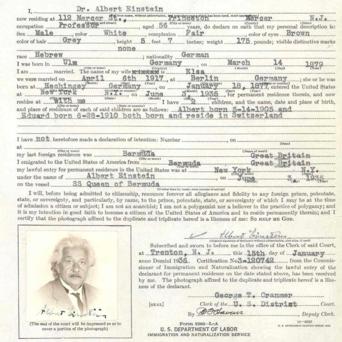 今天是爱因斯坦的生日。看到一张他申请成为美国公民的宣誓书！身高170cm，体重7