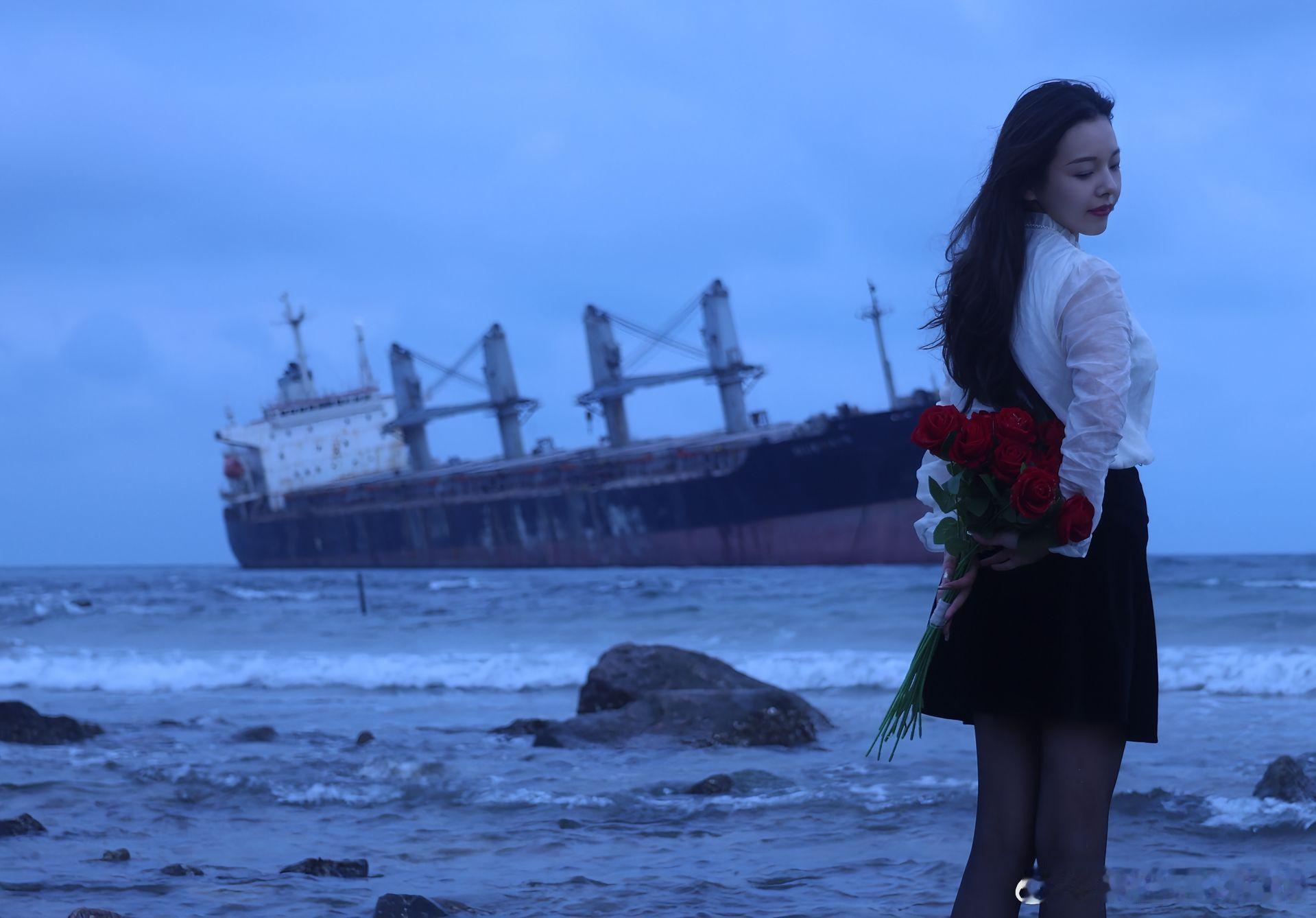 街拍超震撼年味大赏美女绘梦长廊吹海风的感觉，真好