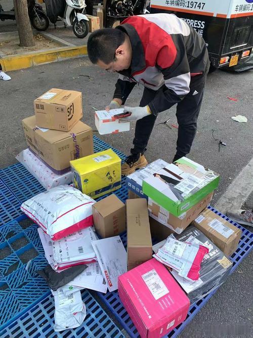送到你床上涉事邮政快递点被查女子要快递送上门，没等来敲门声，等来纸箱上一行字：“