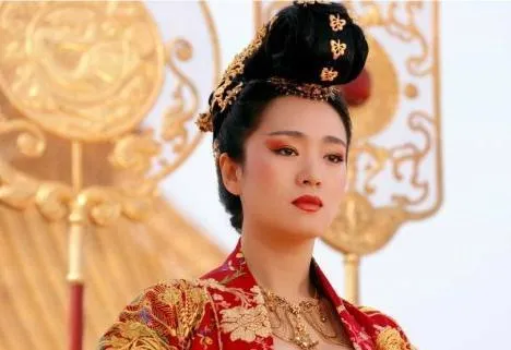 公元前982年，辽国皇帝去世没几天，皇后萧绰浓妆艳抹，偷偷把一个男人召到后宫。见