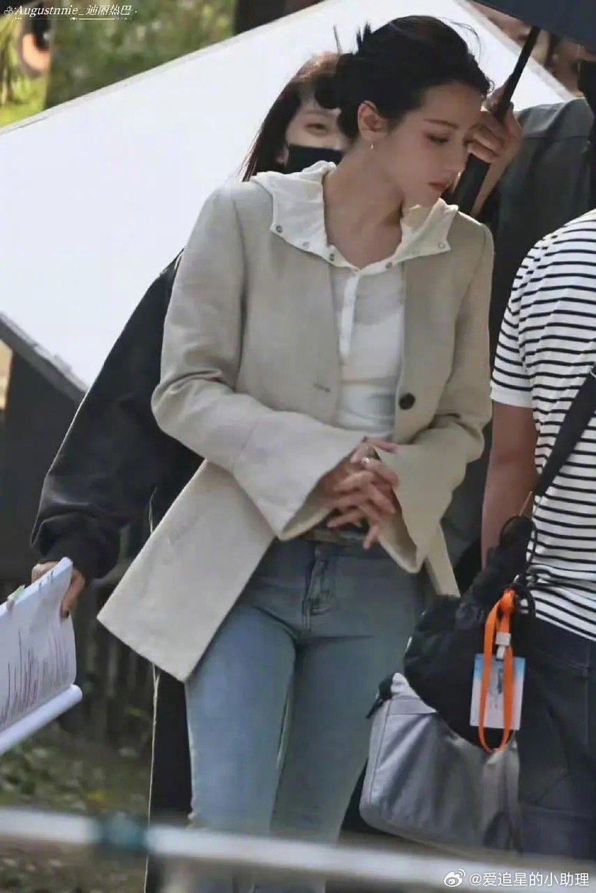 迪丽热巴新剧路透👖引热议，女明星的裤子也这样吗？[吃瓜]​​​