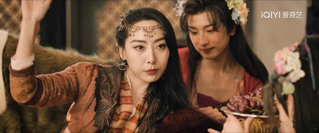 西西域剧情真的搞笑的不行[笑着哭]，这个镜头一转，我直接笑喷了，还是栩栩会玩[