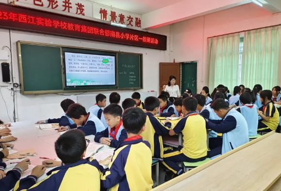 人民日报说得非常好：“跪着的老师，教不出站着的学生”。如果老师在学生面前失去了尊