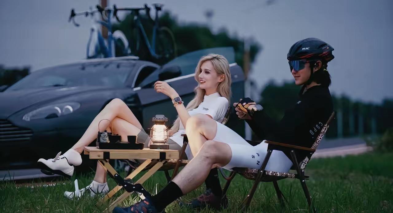 骑行圈竟然有这样漂亮的外国美女