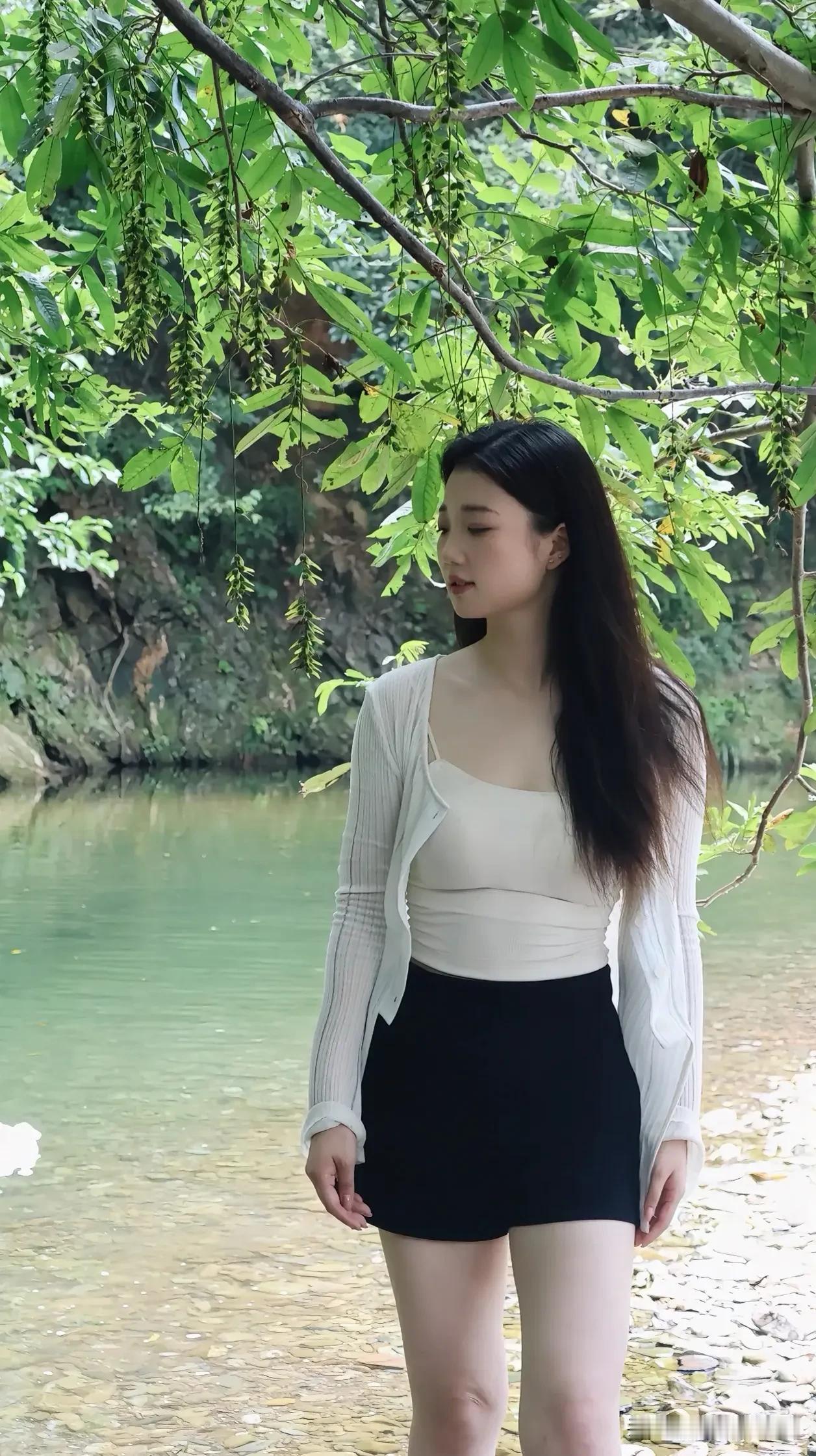 溪边姑娘，不染尘嚣。看水波轻摇，听风语呢喃，拾一片落叶，藏一缕秋光。