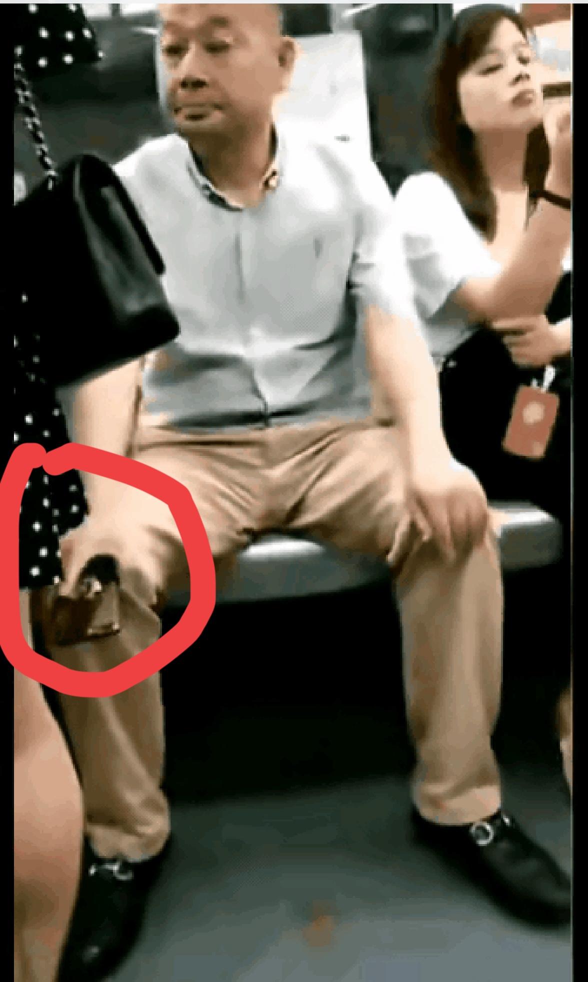 地铁上抓拍的一幕，真让人火大！一个五十多岁的大叔，穿得人模人样，戴眼镜、背双