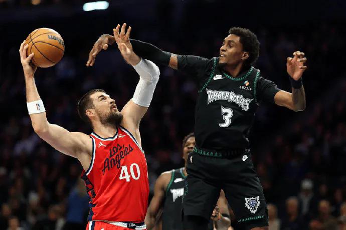 历史总是惊人的相似！快船又又又输了。106-109不敌森林狼。6胜18负，