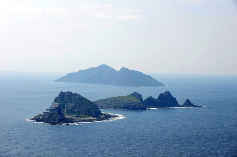 想当年，日本军舰在钓鱼岛撞沉大陆台湾和香港保钓的渔民，现在是中国大陆的海警船在钓