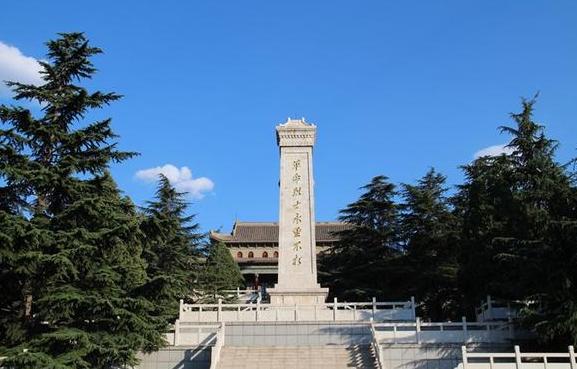 现在最刺耳的声音，是那些把“市场化”当成宗教教义的人。他们嘴里永远挂着“效率”“