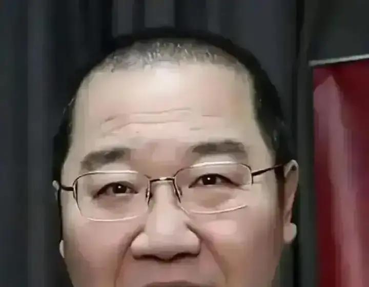 英达14年不联系，突然夸孙子像妈巴图把这条留言截屏发群里，全家安静三秒。没