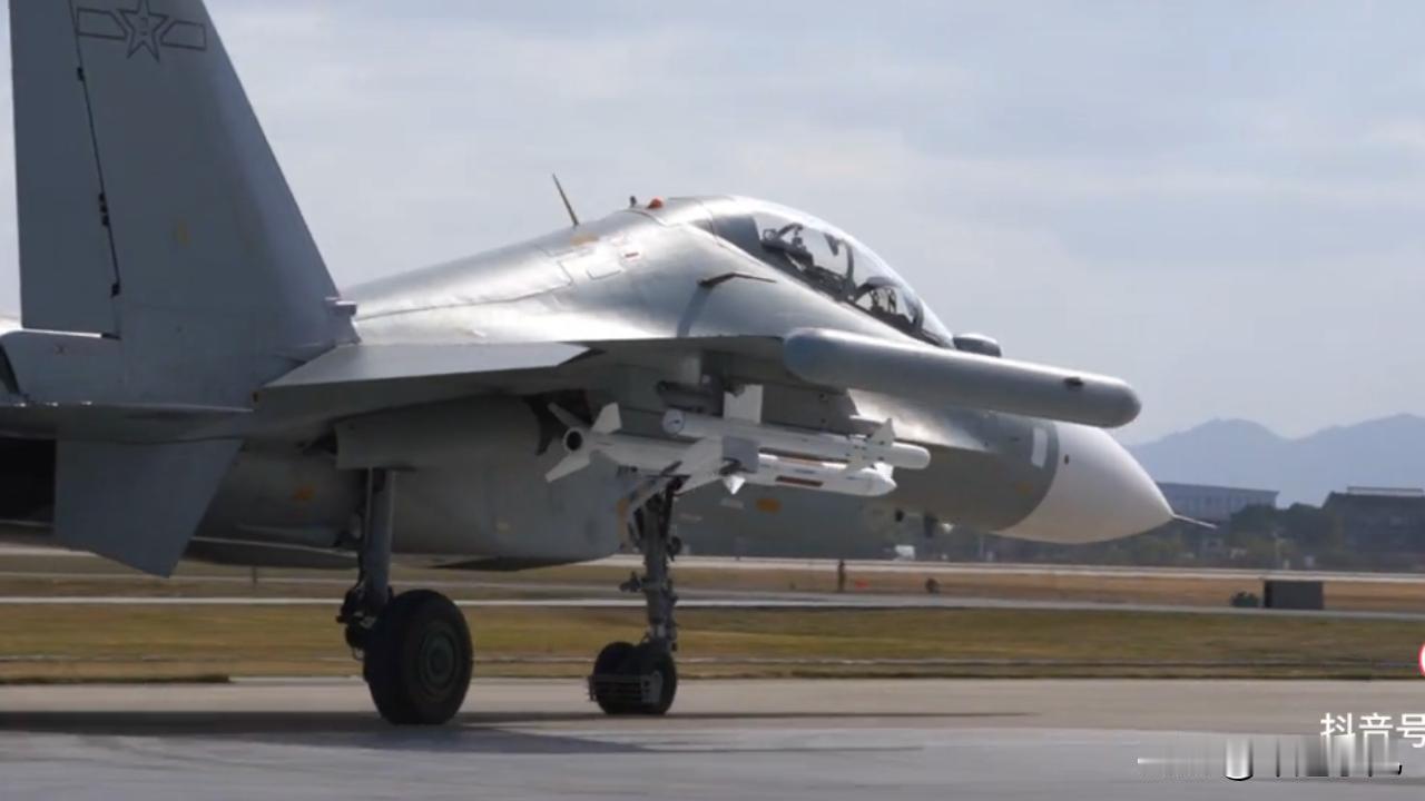 “白头雕”再次现身，中俄第10次空中巡航画面公开！苏30携带PL-15实弹！